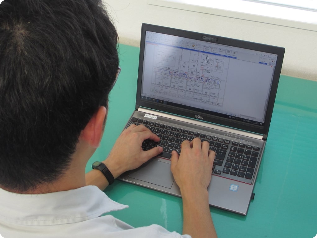 パソコンで作業している従業員の画像